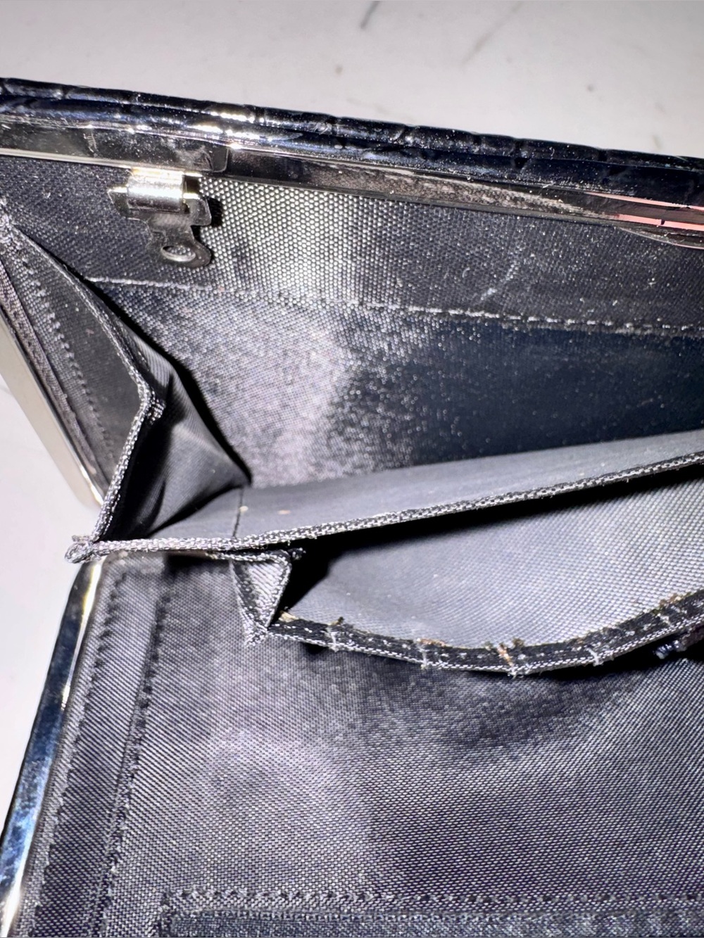Compact Wallet on a Removable Chain - Picture 4 of 10
